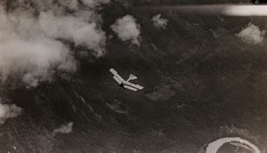 Album "Min verdenskrig - minner fra den sørvestlige fronten i Kärnten, Italia, Trentino-Alto Adige) 31/03/1915-12/11/ 1918 - Josef Zohles Vienna ": et østerriksk fly flyr over av Josef Zohles