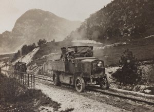 Album "Min verdenskrig - minner fra den sørvestlige fronten i Kärnten, Italia, Trentino-Alto Adige) 31/03/1915-12/11/ 1918 - Josef Zohles Wien ": militære kjøretøy langs av Josef Zohles