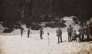 Album "Min verdenskrig - minner fra den sørvestlige fronten i Kärnten, Italia, Trentino-Alto Adige) 31/03/1915-12/11/ 1918 - Josef Zohles Wien ": soldater på ski (s/h-bilde) av Josef Zohles