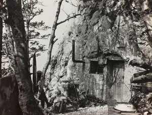 Album "Min verdenskrig - minner fra den sørvestlige fronten i Kärnten, Italia, Trentino-Alto Adige) 31/03/1915-12/11/ 1918 - Josef Zohles Vienna ": krigens tilflukt (s/h-bilde) av Josef Zohles