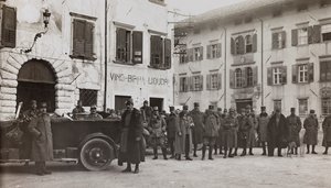 Album "Min verdenskrig - minner fra den sørvestlige fronten i Kärnten, Italia, Trentino-Alto Adige) 31/03/1915-12/11/ 1918 - Josef Zohles Wien ": soldater i Tolmezzo (s/hv p av Josef Zohles