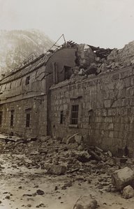 Album "Meine weltkriegs - Erinnerungen South-West Front (Kärnten, Italia, Sør-Tirol) (Min verdenskrig - minner fra den sørvestlige fronten i Kärnten, Italia, Trentino-Alto Adige) 31/03/1915-12/11/ 1918 - Josef Zohles Wien ": steinsprut av en fabrikk (s/hv 
