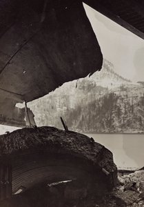 Album "Meine weltkriegs - Erinnerungen South-West Front (Kärnten, Italia, Sør-Tirol) (Min verdenskrig - minner fra den sørvestlige fronten i Kärnten, Italia, Trentino-Alto Adige) 31/03/1915-12/11/ 1918 - Josef Zohles Wien ": steinsprut av en fabrikk (s/hv  av Josef Zohles