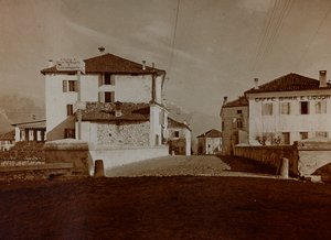 Album "Min verdenskrig - minner fra den sørvestlige fronten i Kärnten, Italia, Trentino-Alto Adige) 31/03/1915-12/11/ 1918 - Josef Zohles Vienna ": utsikt over Chiusaforte (s/hv ph) av Josef Zohles