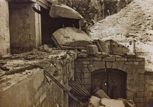 Album "Meine weltkriegs - Erinnerungen South-West Front (Kärnten, Italia, Sør-Tirol) (Min verdenskrig - minner fra den sørvestlige fronten i Kärnten, Italia, Trentino-Alto Adige) 31/03/1915-12/11/ 1918 - Josef Zohles Wien ": steinsprut av en fabrikk (s/hv  av Josef Zohles