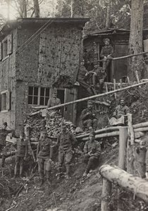 Album "Min verdenskrig - minner om den sørvestlige fronten i Kärnten, Italia, Trentino-Alto Adige) 31/03/1915-12/11/ 1918 - Josef Zohles Wien ": militærleir (s/hv-bilde)