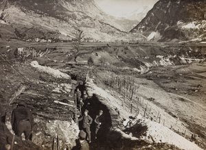 Album "Min verdenskrig - minner fra den sørvestlige fronten i Kärnten, Italia, Trentino-Alto Adige) 31/03/1915-12/11/ 1918 - Josef Zohle's Vienna ": skyttergrav (s/hv-foto) av Josef Zohles