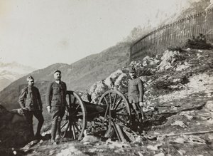 Album "Min verdenskrig - minner fra den sørvestlige fronten i Kärnten, Italia, Trentino-Alto Adige) 31/03/1915-12/11/ 1918 - Josef Zohles Wien ": soldater med kanon (s/hv p) av Josef Zohles