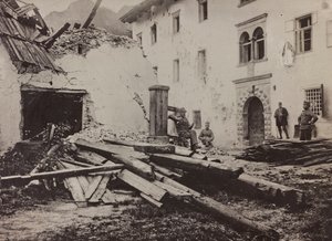 Album "Min verdenskrig - minner fra den sørvestlige fronten i Kärnten, Italia, Trentino-Alto Adige) 31/03/1915-12/11/ 1918 - Josef Zohles Wien ": soldater og steinsprut i Valb av Josef Zohles