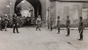 Album "Min verdenskrig - minner om den sørvestlige fronten i Kärnten, Italia, Trentino-Alto Adige) 31/03/1915-12/11/ 1918 - Josef Zohles Wien ": soldater i Villach (s/hv ph) av Josef Zohles