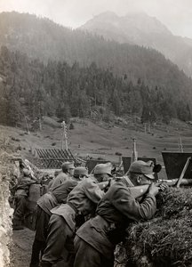 Album "Min verdenskrig - minner fra den sørvestlige fronten i Kärnten, Italia, Trentino-Alto Adige) 31/03/1915-12/11/ 1918 - Josef Zohles Vienna ": soldater i skyttergravene (f.