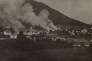 Album "Min verdenskrig - minner om den sørvestlige fronten i Kärnten, Italia, Trentino-Alto Adige) 31/03/1915-12/11/ 1918 - Josef Zohles Wien ": bombeangrep i Tarvisio (s/hv p av Josef Zohles