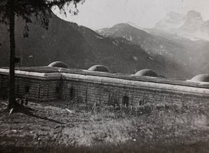 Album "Min verdenskrig - minner fra den sørvestlige fronten i Kärnten, Italia, Trentino-Alto Adige) 31/03/1915-12/11/ 1918 - Josef Zohles Wien ": en italiensk festning (s/hv pho av Josef Zohles