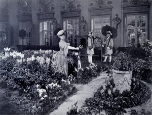Rejane (Gabrielle Charlotte Reyu, dit) (1856–1920), fransk komiker som ankom i en stol for å ha på seg et ballkostyme i New York i 1905 av Joseph Byron