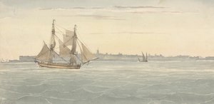 Single Brig (?) Nok et seilfartøy mot omrisset av byen på bakgrunn