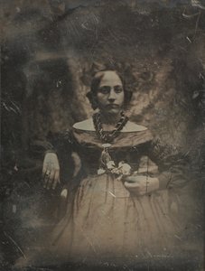 Ung kvinne som holder en blomst, ca. 1842.