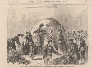 The Chicago Fire: damer som deler ut klær til lider av begge kjønn, illustrasjon fra Frank Leslies Illustrated Newspaper, 1871 av Joseph after Becker