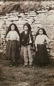 Fatimas helligdom. Lucia dos Santos og søskenbarna hennes Francisco og Jacinta Marto. Vår Frue av Fatima. Portugal. av Joshua Benoliel