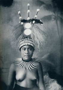 En samoansk kvinne iført en krage med cachalot-tenner og en seremoniell hodeplagg, 1902
