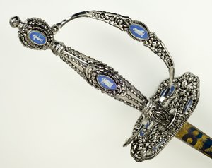 Detalj av et småsverd, ca. 1790 (fasettert, polert, blånet og forgylt stål med jern- og jaspisvarer)