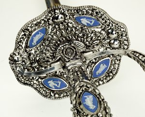 Detalj av et småsverd, ca. 1790 (fasettert, polert, blånet og forgylt stål med jern- og jaspisvarer)