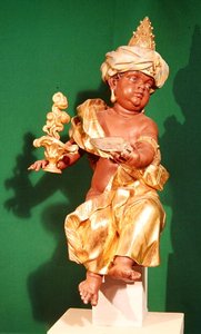 Afrika, fra en gruppe som representerer verdens fire kontinenter (polykromt tre)