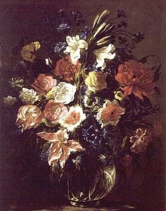 Liljer, peoner, tulipaner, kornblomster og andre blomster på en glassvase på en pidestall