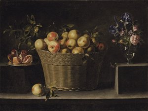 Epler i en flettet kurv, et granateple på en sølvfat og blomster i en glassvase