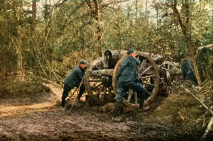 Tre franske soldater i skogen med en Howitzer, Verdun, september 1916 (autokrom) av Jules Gervais Courtellemont