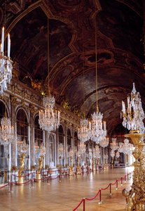 Utsikt over Galerie des Glaces i Versailles ble restaurert, den ble bygget i 1678 av Jules-Hardouin Mansart. Chateau de Versailles. av Jules Hardouin Mansart