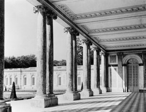 Utsikt over peristyle og venstre fløy av Grand Trianon, 1687-88