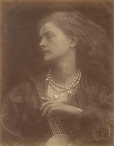 Og Enid Sang, september 1874. av Julia Margaret Cameron