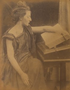 [Kvinne i kapper leser en bok], 1870. av Julia Margaret Cameron