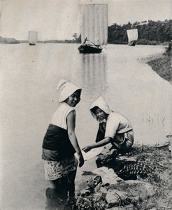 Et vaskeri ved elvekanten, c1900, 1921