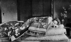 Saki, husholdersken sover på en madrass med hard pute under en vattert kimono, c1900, 1921