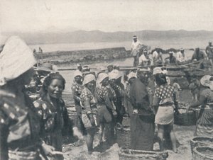 Tai-no-ura - fiskebåter, menn og kvinner med garn og kurver, c1900, 1921. av Julian Leonard Street