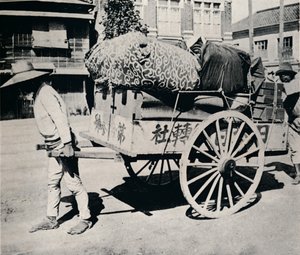 Japanerne er ikke slaver av eiendeler. De fleste kan flytte hus med håndvogn, c1900, 1921.
