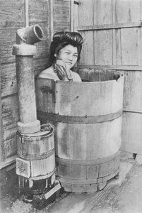 Badet er et stort fat med kullovn. Ofte ute, c1900, 1921