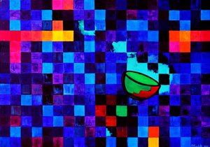 Fargerik geometrisk skål av Julija Belickienė