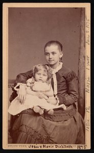 Gruppeportrett av Herman Henry Diebitsch-barn, Marie og Josephine Josie, 8. juni 1875. av Julius Ulke