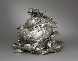 Platter, Tureen og Tureen Lid, laget av Henry Adnet