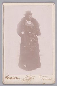 Skapkort av en uidentifisert kvinne iført topplue og pelsstol, ca. 1895. av Justus C. Swan