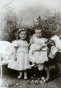 Storhertuginnene Olga Nikolaevna og Tatiana Nikolaievna av Russland, sent på 1800-tallet