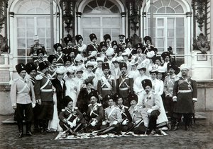 Russisk keiserfamilie utenfor Katarinapalasset, Tsarskoye Selo, Russland, tidlig på 1900-tallet.