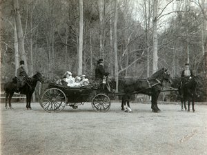 Tsar Nicholas II av Russland med sin familie i parken Tsarskoye Selo, Russland, 1900-tallet.