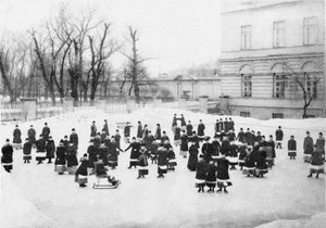 Elever ved Smolny Institute for Noble Maidens kl på Winter Walk, ca. 1913 av Karl Karlovich Bulla