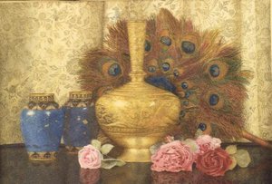 Østlige gaver: Cloisonne-vase, påfuglfjær, damaskroser og indisk vase av Kate Hayllar