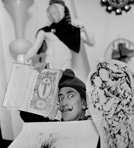 Salvador Dali i huset hans i Port Lligat, november 1957 (s/hv-bilde) av David Mosé