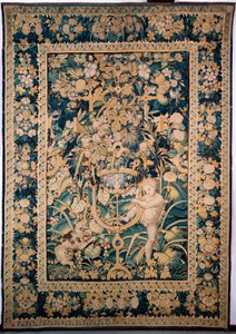 Tapet. Enghien. Gutt som står overfor et vilt dyr (Bambin taquinant un jeune fauve, De knaap met het jonge wilde dier). 363 cm x 259 cm. En gutt eller putto som erter et vilt dyr, kanskje en leopard, med en pære festet på pinne. av David Mosé