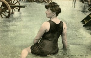 Kvinne i badedrakt, ca. tidlig på 1900-tallet (postkort) av David Mosé